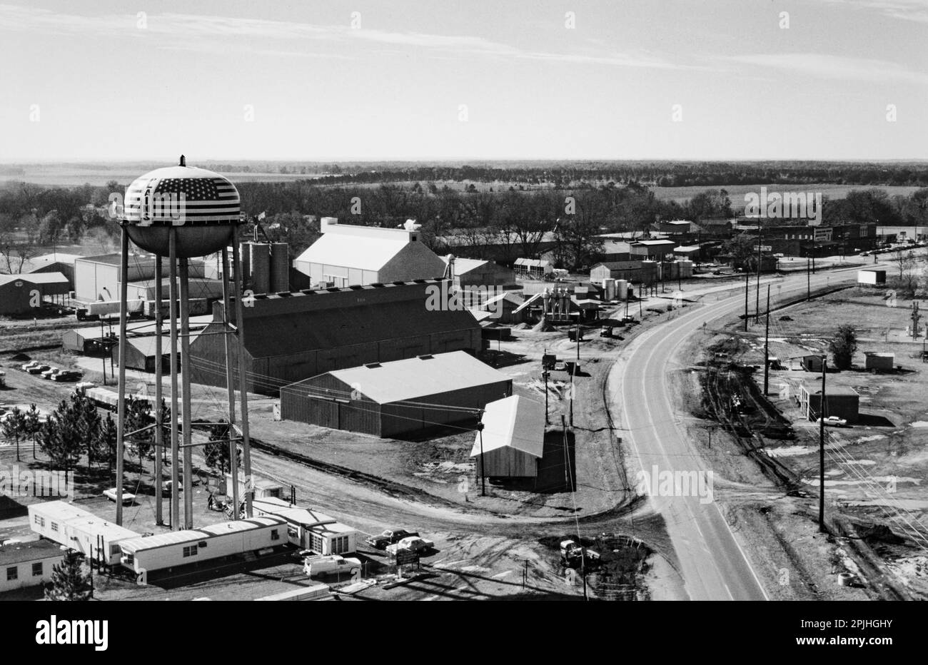 Luftaufnahme von Plains, Georgia, 1976, als Jimmy Carter die US-Präsidentschaftswahlen gewinnt. Carter Warehouse und ein Sendezentrum mit Wohnwagen, genannt TV City, stehen unter dem roten, weißen und blauen Wasserturm. Stockfoto