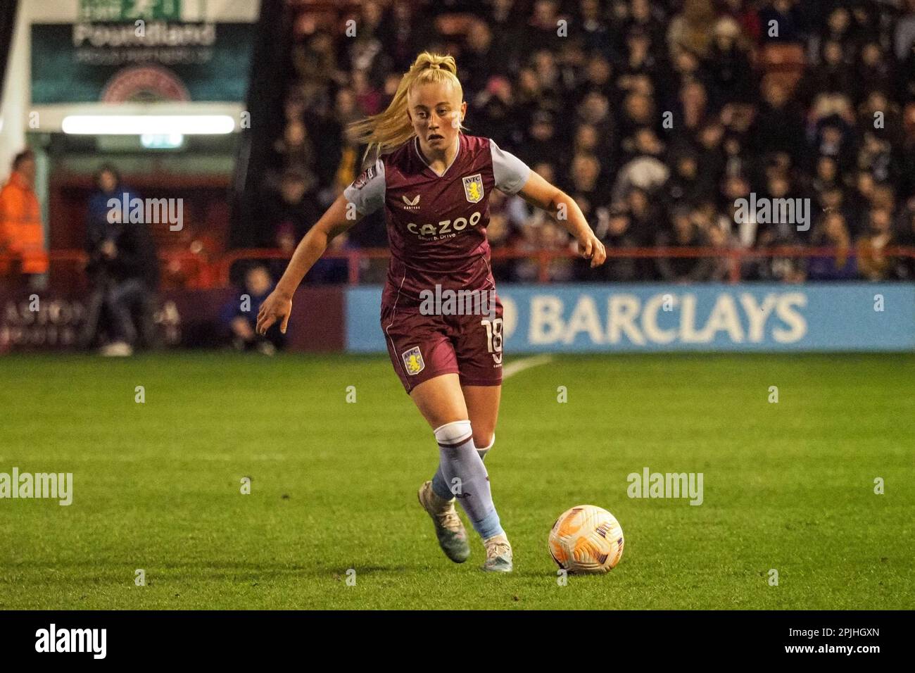 Walsall, Großbritannien. 02. April 2023. Walsall, England, April 2. 2023: Freya Gregory (18 Aston Villa) auf dem Ball während des Superliga-Spiels der Barclays FA Womens zwischen Aston Villa und Chelsea im Bescot Stadium in Walsall, England (Natalie Mincher/SPP) Guthaben: SPP Sport Press Photo. Alamy Live News Stockfoto