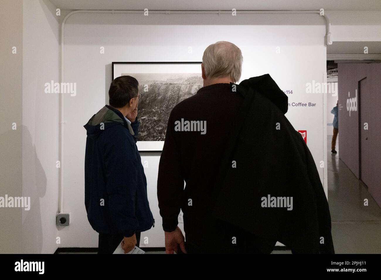 8. März 2019: Besucher sehen den 35x45 Platinum Print von „SERRA PELADA“ von Sebastiao Salgado während der jährlichen Fotografie der Association of International Photography Art Dealers in New York. Die Show umfasste über 40 Aussteller aus der ganzen Welt, darunter Frankreich, Argentinien, die Vereinigten Staaten, Italien, Österreich und London, Sowie mehrere Lautsprecher, darunter W.M. Hunt und John Bennette, Adger Cowans und Halima Taha und mehr als tausend Besucher. (Kreditbild: © Brian Branch Price/ZUMA Press Wire) NUR REDAKTIONELLE VERWENDUNG! Nicht für den kommerziellen GEBRAUCH! Stockfoto