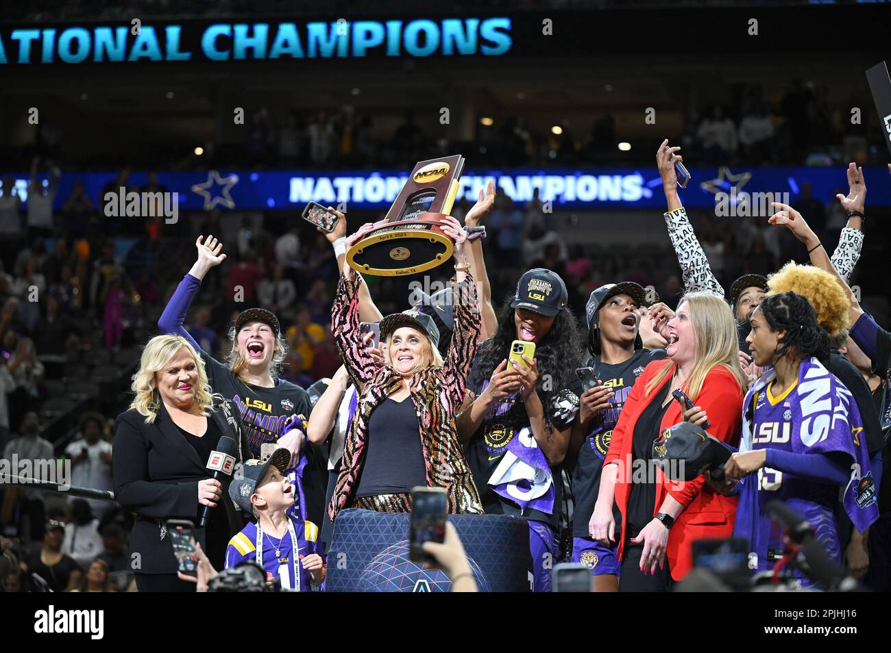 Dallas, Usa. 02. April 2023. Cheftrainer Kim Mulkey und die LSU Tigers feiern ihre NCAA Division I Women's Basketball National Championship 2023 am Sonntag, den 2. April 2023, im American Airlines Center in Dallas, Texas. LSU besiegte Iowa 102-85. Foto: Ian Halperin/UPI Credit: UPI/Alamy Live News Stockfoto