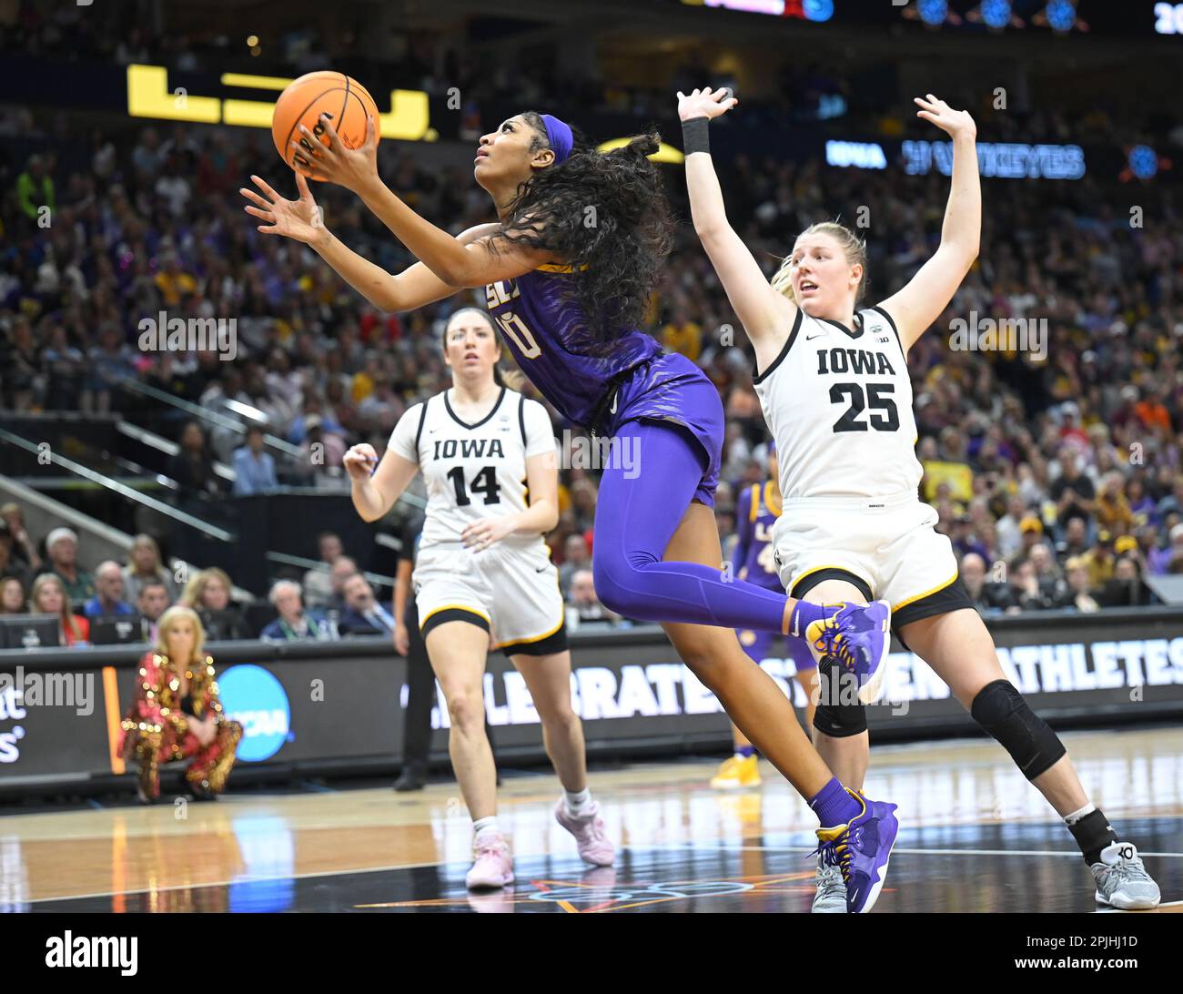 Dallas, Usa. 02. April 2023. LSU Tigers Angel Reese durchläuft die Iowa Defense für einen Korb während der zweiten Hälfte der NCAA Division I Women's Basketball National Championship 2023 am Sonntag, den 2. April 2023, im American Airlines Center in Dallas, Texas. LSU besiegte Iowa 102-85. Foto: Ian Halperin/UPI Credit: UPI/Alamy Live News Stockfoto