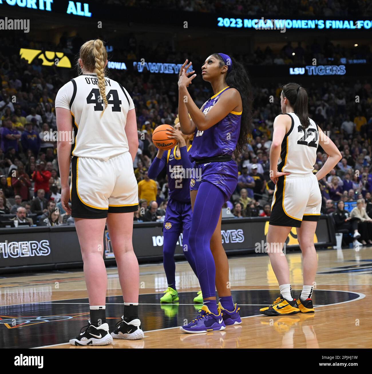 Dallas, Usa. 02. April 2023. LSU Tigers Angel Reese macht in der zweiten Hälfte der NCAA Division I Women's Basketball National Championship 2023 am Sonntag, den 2. April 2023, im American Airlines Center in Dallas, Texas, eine Ring-Geste. LSU besiegte Iowa 102-85. Foto: Ian Halperin/UPI Credit: UPI/Alamy Live News Stockfoto