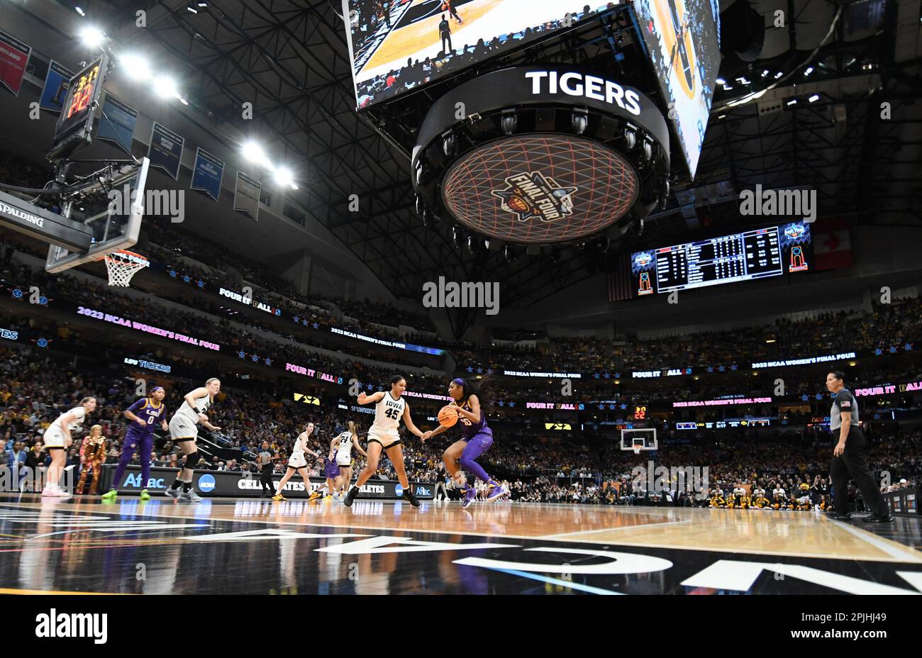 Dallas, Usa. 02. April 2023. LSU Tigers Angel Reese tritt in der zweiten Hälfte der NCAA Division I Women's Basketball National Championship 2023 am Sonntag, den 2. April 2023, im American Airlines Center in Dallas, Texas, gegen die Iowa Hawkeyes an. LSU besiegte Iowa 102-85. Foto: Ian Halperin/UPI Credit: UPI/Alamy Live News Stockfoto