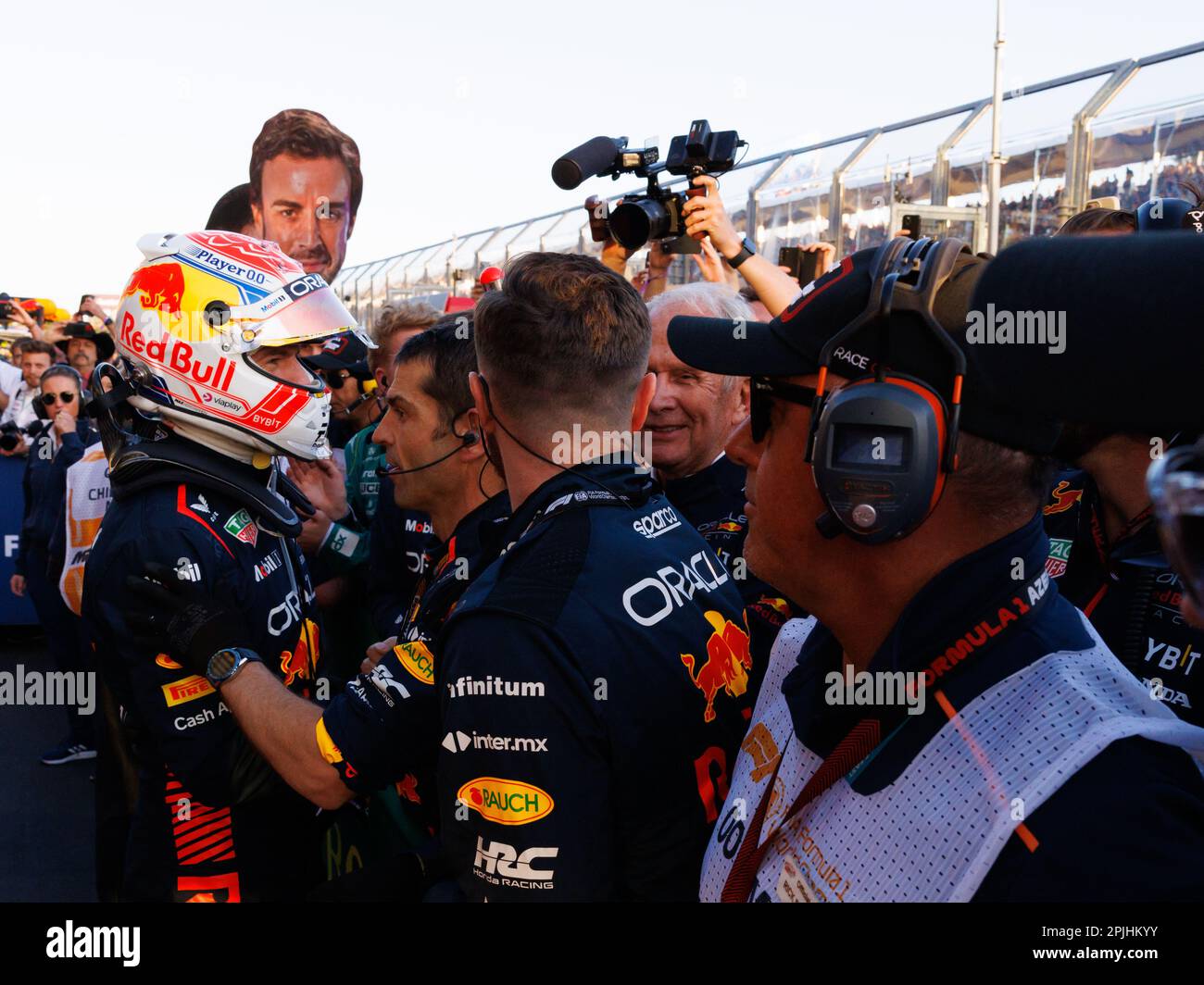 Albert Park, 2. April 2023 Max Verstappen (NED) vom Team Red Bull wird von seinem Team nach dem Sieg mit Dr. Helmut Marko, Berater des Red Bull F1 Teams im Hintergrund, beglückwünscht. Corleve/Alamy Live News Stockfoto