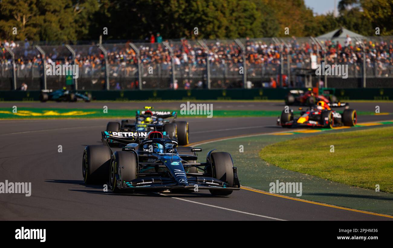 Albert Park, 2. April 2023 George Russell (GBR) vom Team Mercedes, Lewis Hamilton (GBR) des Teams Mercedes, und Max Verstappen (NED) vom Team Red Bull, zu Beginn des Rennens. Corleve/Alamy Live News Stockfoto