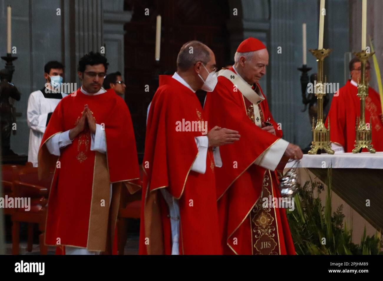 2. April 2023 in Mexiko-Stadt, Mexiko: Kardinal Carlos Aguiar Retes, Erzbischof von Mexiko, veranstaltet anlässlich des Beginns der Heiligen Woche eine Palmensonntagsmesse in der Metropolitan Cathedral von Mexiko-Stadt. Am 2. April 2023 in Mexico City, Mexiko. (Kreditbild: © Carlos Santiago/Eyepix via ZUMA Press Wire) NUR REDAKTIONELLE VERWENDUNG! Nicht für den kommerziellen GEBRAUCH! Stockfoto