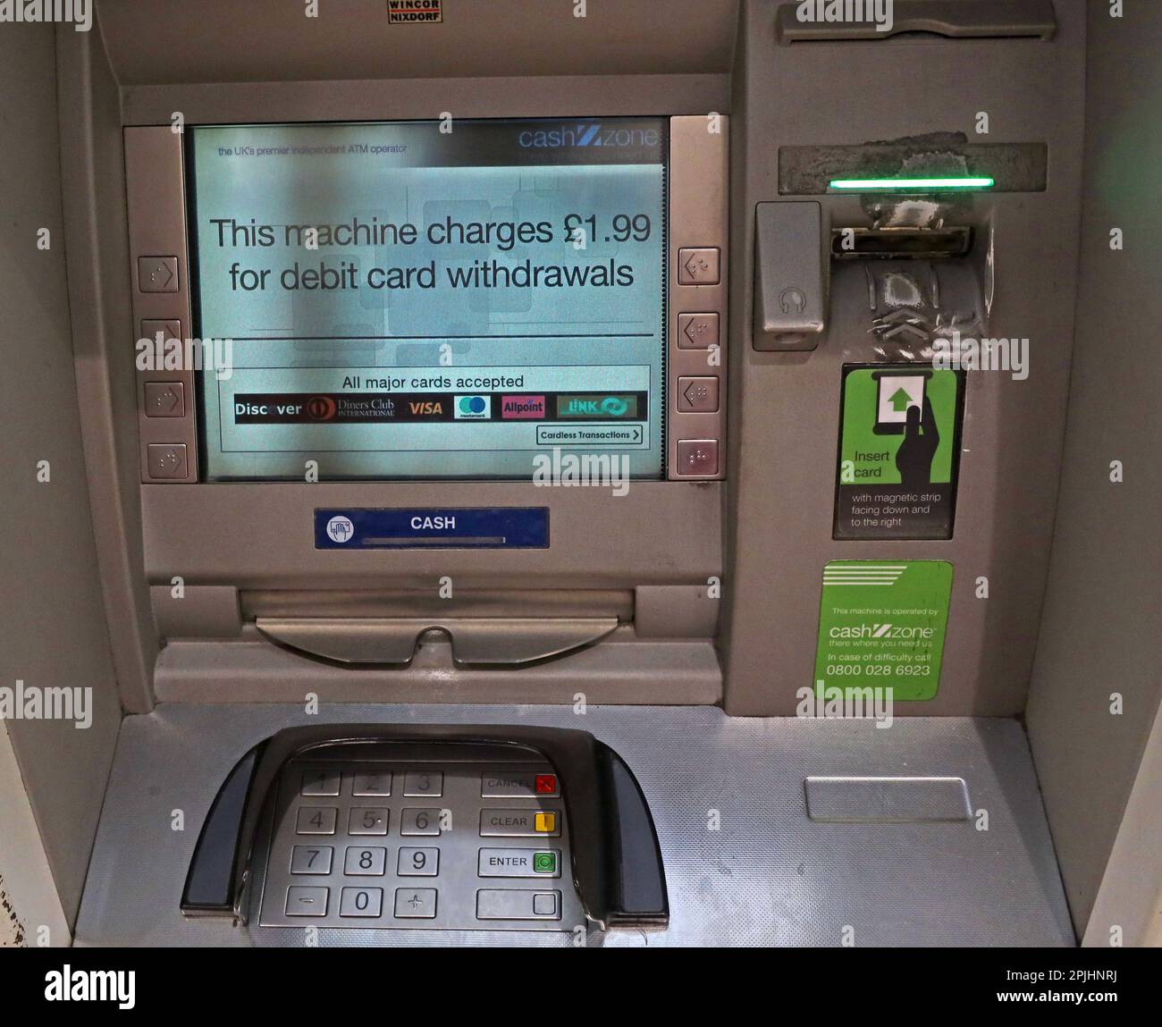 Geldautomat in der Geldzone - Geldautomat - Geldautomat - Abhebung von Bargeld in einem britischen Stadtzentrum mit £1,99 USD Stockfoto