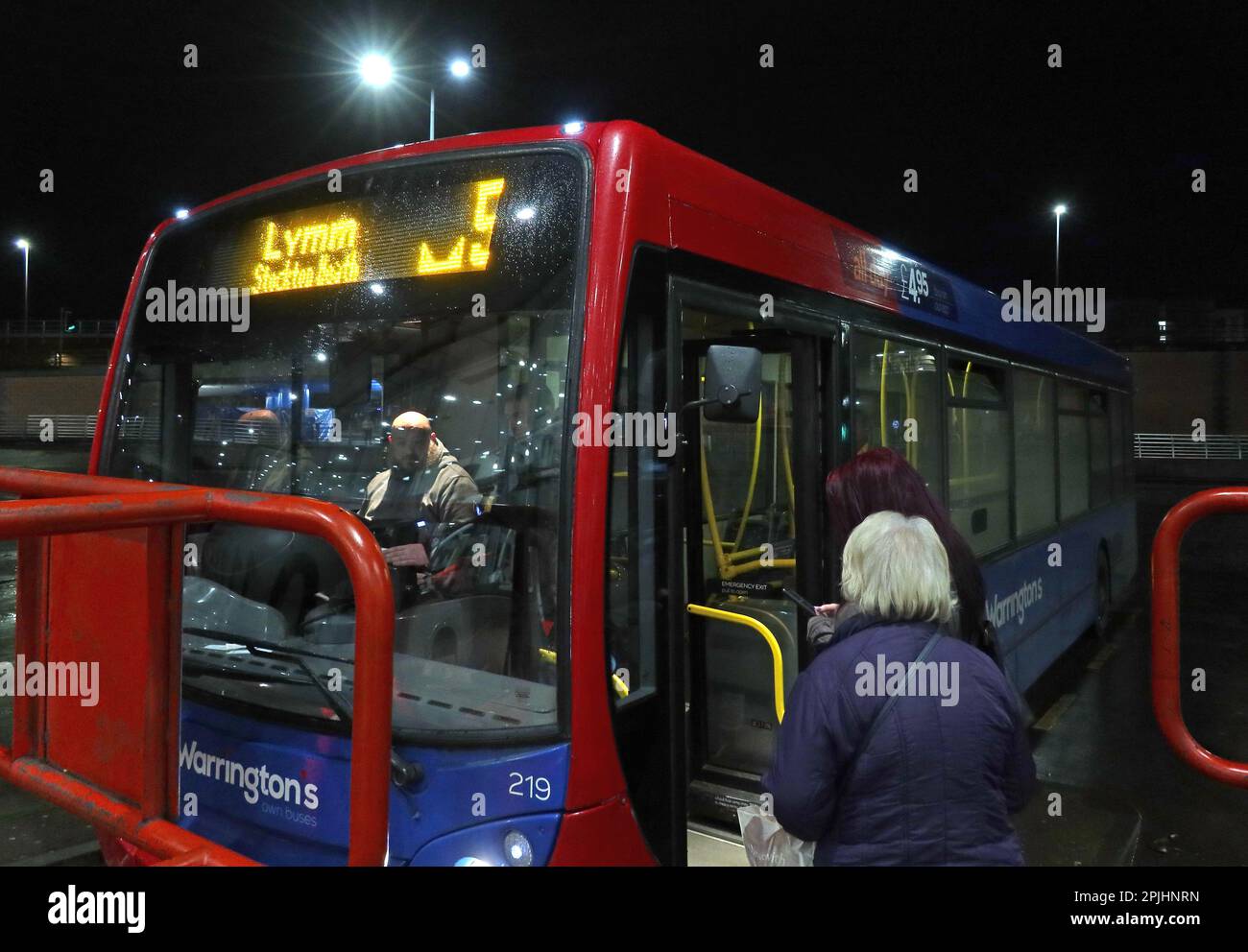 Warrington Borough Transport, WBT, eigene Busse, Service Cat5, Cheshire Cat Bus nach Lymm und Altrincham - Abendservice zu den abgelegenen Dörfern Stockfoto