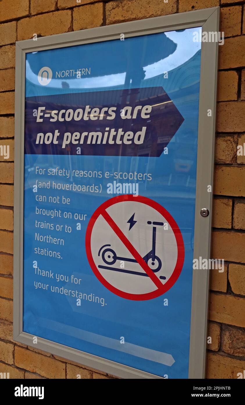 Schild „E-Scooter sind nicht erlaubt“ auf dem Bahnsteig des Warrington Central Station, Cheshire, England, UK, WA2 7TD Stockfoto