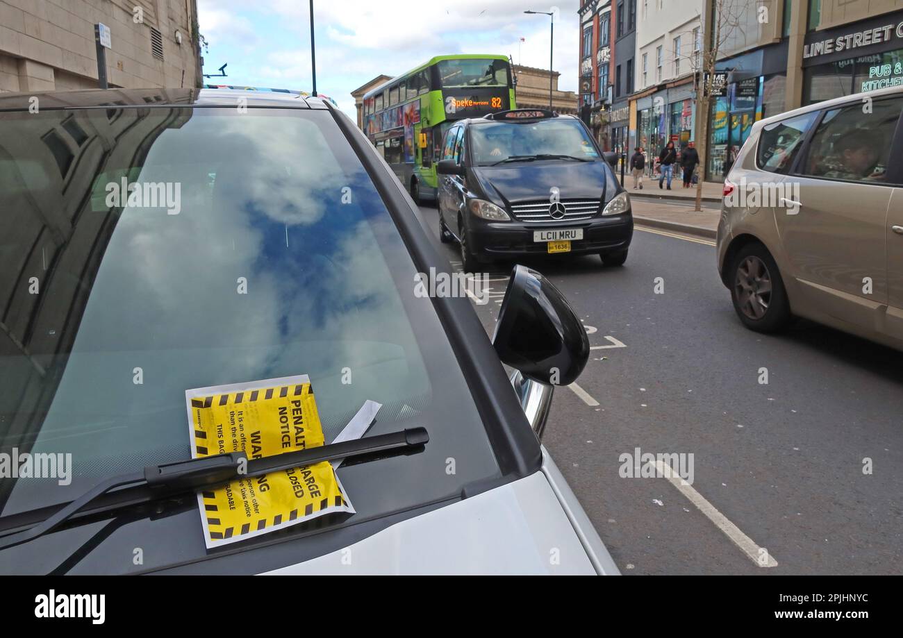 Unsachgemäß geparktes Fahrzeug, ausgestellt mit Strafzettel, unter Wischerblatt, in Lime Street, Liverpool, Großbritannien Stockfoto