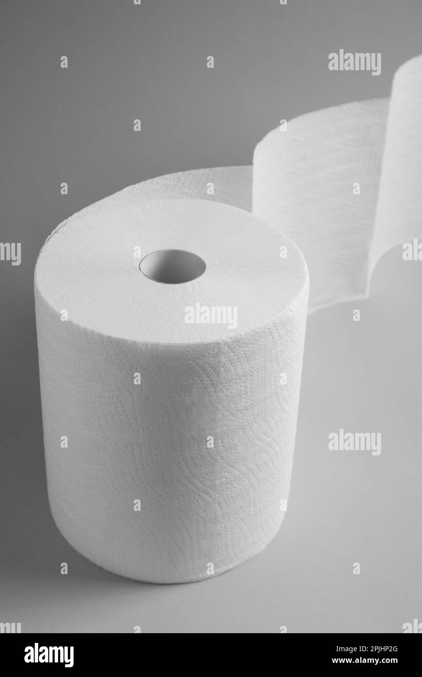 Rolle weißer Papiertücher auf grauem Hintergrund Stockfoto