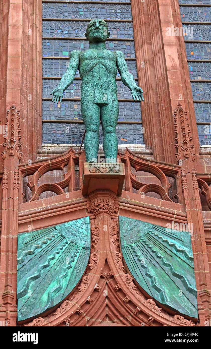 Die Bronzestatue Risen Christ von Dame Elisabeth Frink, am Eingang zur anglikanischen Kathedrale von Liverpool, St. James' Mount, Liverpool , Merseyside, Großbritannien, L1 7AZ Stockfoto