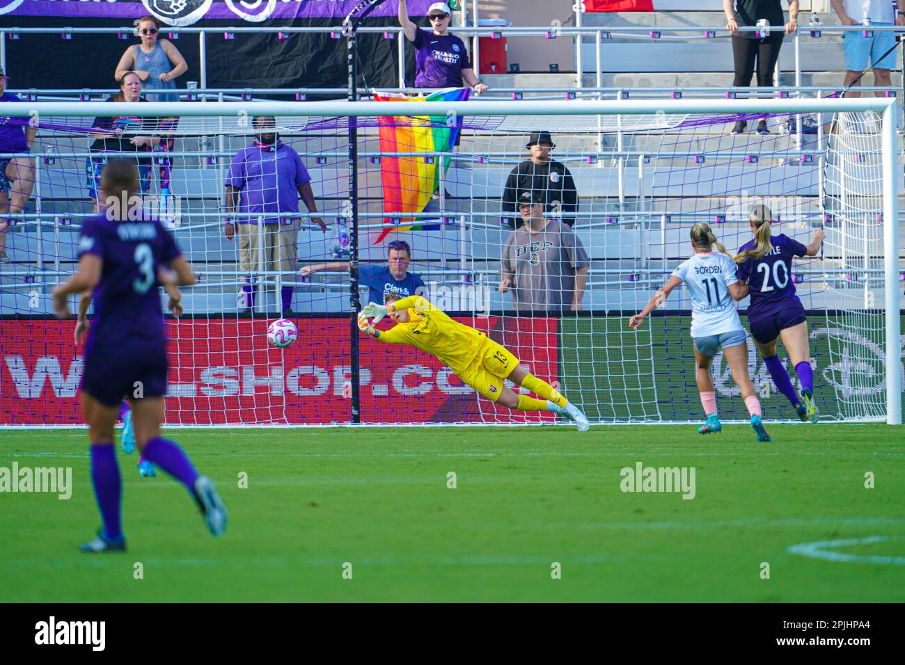 Orlando, Florida, USA, 2. April 2023, Angel City Torwart Dijana Haracic #13 spart im Exploria Stadium. (Foto: Marty Jean-Louis/Alamy Live News Stockfoto