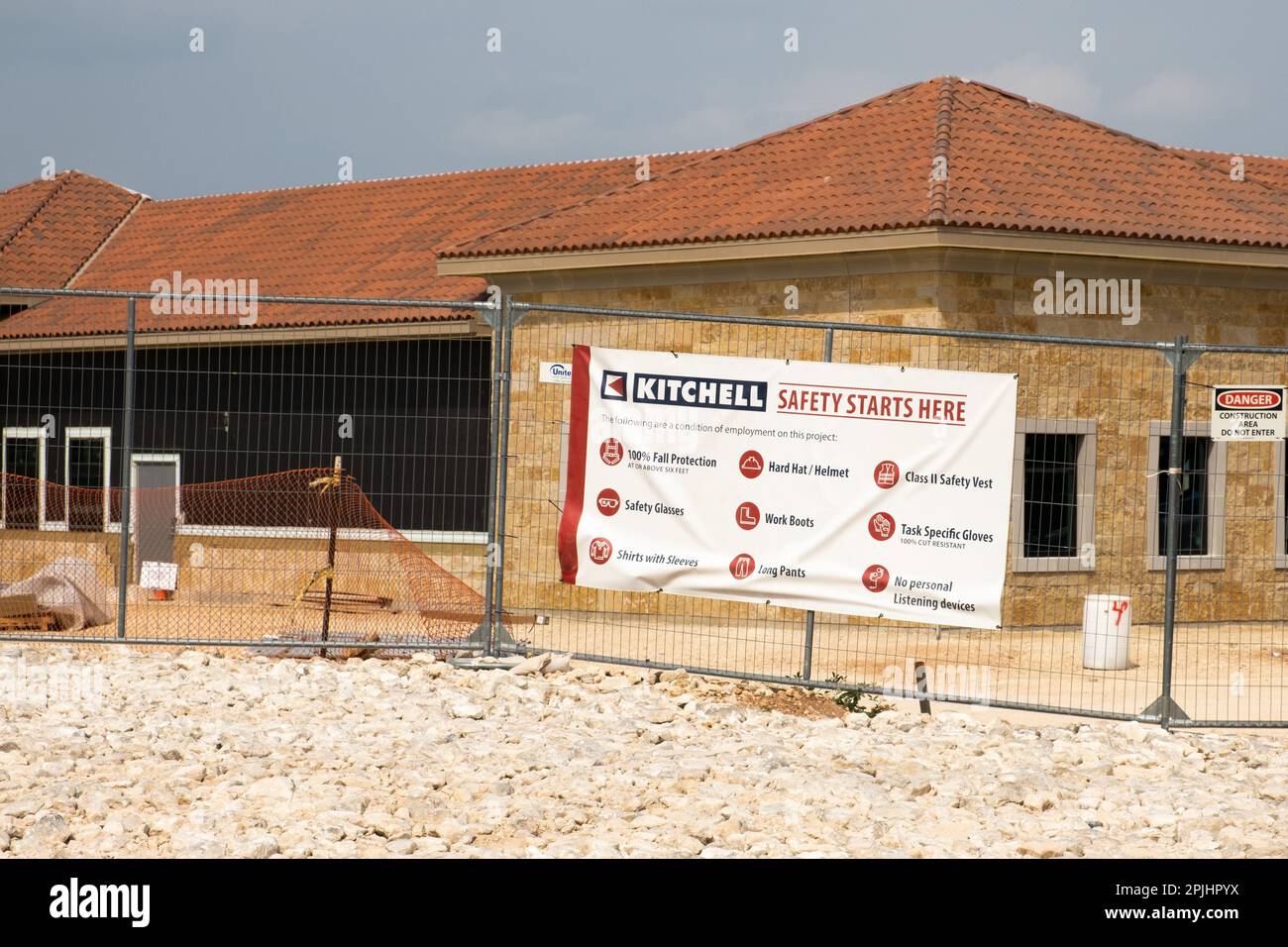 Georgetown, Texas, USA – Schild mit Sicherheitsvorschriften für Baustellen, wenn auf der Baustelle gearbeitet wird Stockfoto