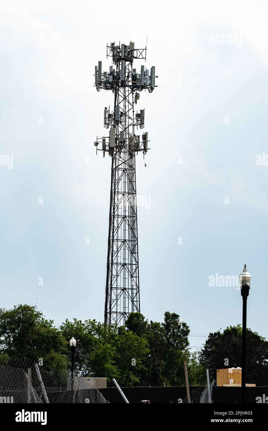Georgetown, Texas, USA – großer Mobilfunkmast mit mehreren Antennen, die in verschiedene Richtungen ausgerichtet sind. Stockfoto