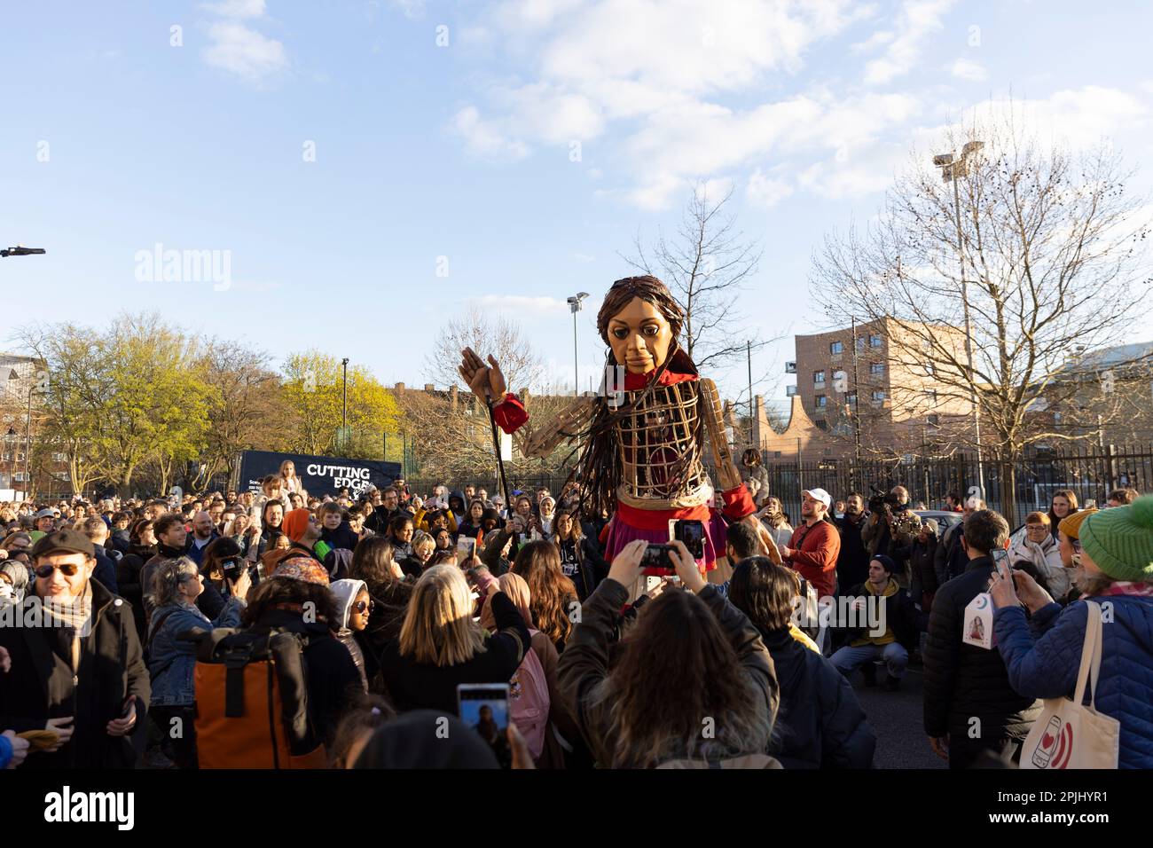 London, Vereinigtes Königreich, 2. April 2023. Die Menge strömt um Little Amal, die 3,5 Meter große Marionette einer 10-jährigen syrischen Flüchtlingsmädchen, während sie Camden besucht. Stockfoto