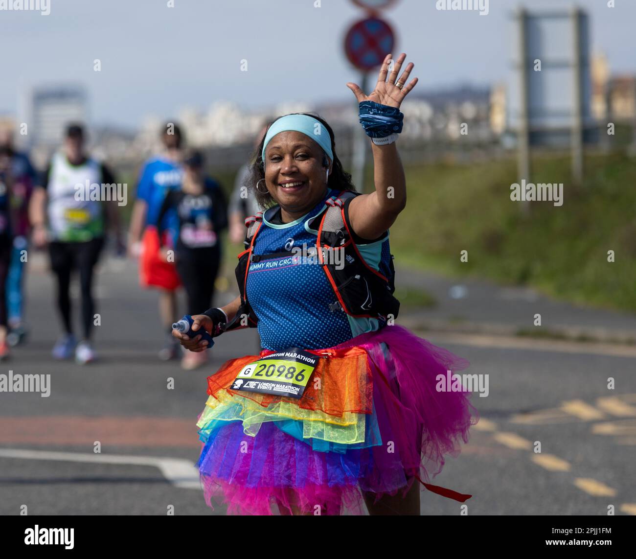 Brighton, Großbritannien, 02. 04. 2023, im Jahr 4pm hatten mehr als 7.000 Teilnehmer den legendären Brighton Marathon absolviert, der von begeisterten Massen auf der 26,2 km langen Strecke angefeuert wurde. Die Veranstaltung umfasste eine neue Ziellinie bei Hove Rasen, die die Spannung der Veranstaltung noch steigerte. Insgesamt waren 130 Wohltätigkeitsorganisationen bei der Veranstaltung vertreten. Dieses Jahr wurde es erstmals von London Marathon Events (LME) organisiert Stockfoto