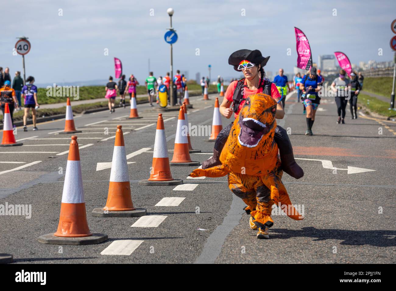 Brighton, Großbritannien, 02. 04. 2023, im Jahr 4pm hatten mehr als 7.000 Teilnehmer den legendären Brighton Marathon absolviert, der von begeisterten Massen auf der 26,2 km langen Strecke angefeuert wurde. Die Veranstaltung umfasste eine neue Ziellinie bei Hove Rasen, die die Spannung der Veranstaltung noch steigerte. Insgesamt waren 130 Wohltätigkeitsorganisationen bei der Veranstaltung vertreten. Dieses Jahr wurde es erstmals von London Marathon Events (LME) organisiert Stockfoto