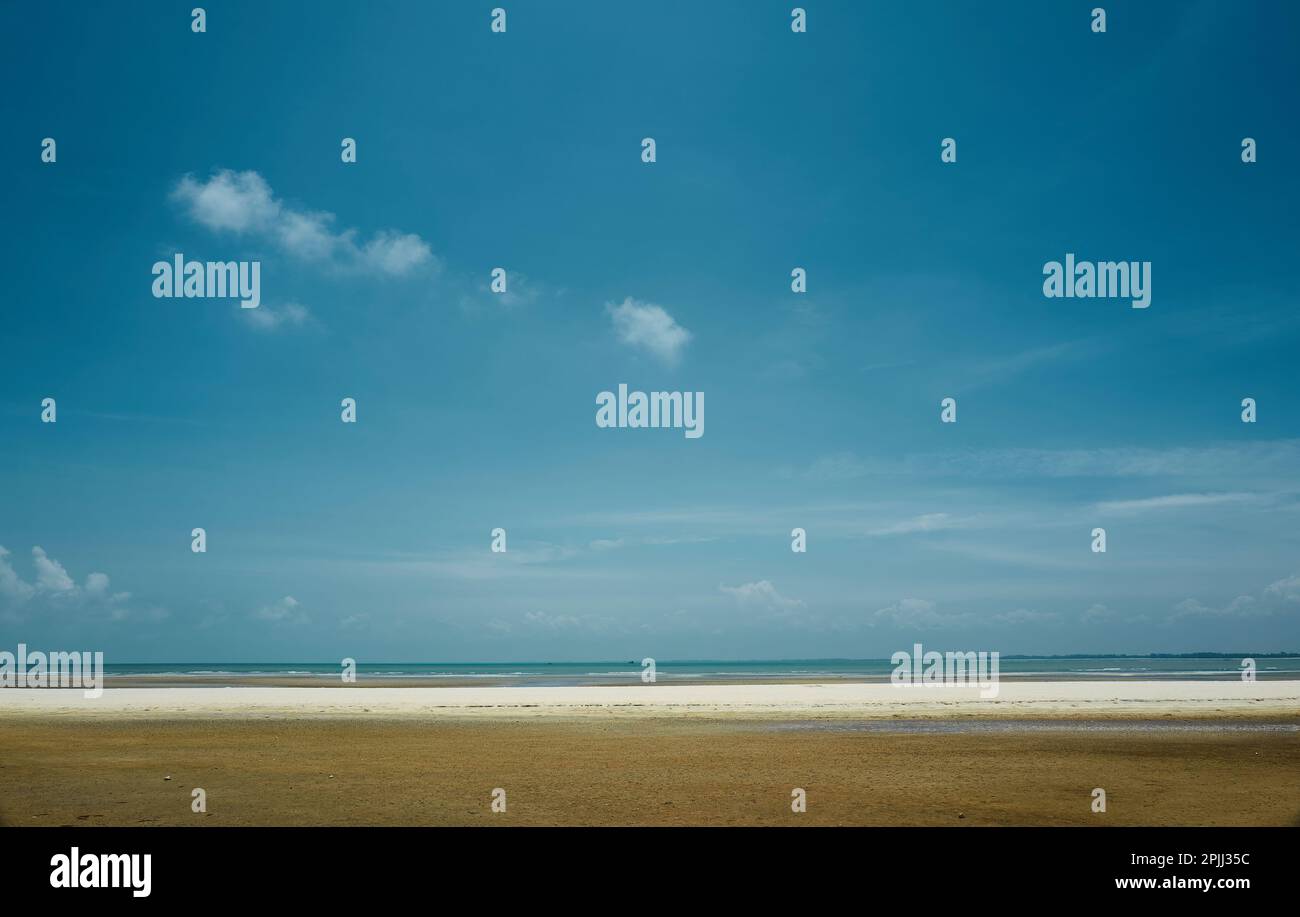 Riesiger, wunderschöner blauer Himmel und sandiges Meer Stockfoto