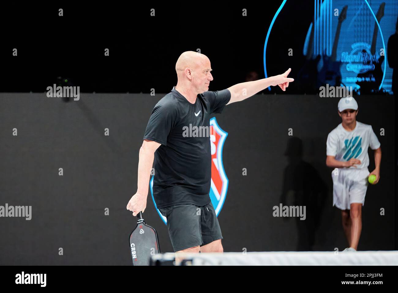 Hollywood, Florida, USA. 2. April 2023: Tennislegenden Andre Agassi, John McEnroe, Andy Roddick und Michael Chang während des Spiels in Pickleball Stockfoto