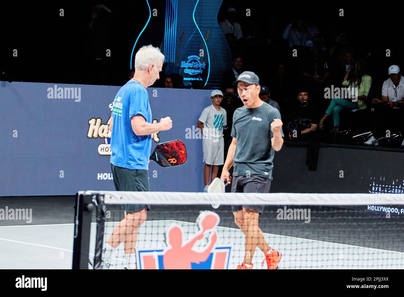 Hollywood, Florida, USA. 2. April 2023: Tennislegenden Andre Agassi, John McEnroe, Andy Roddick und Michael Chang während des Spiels in Pickleball Stockfoto