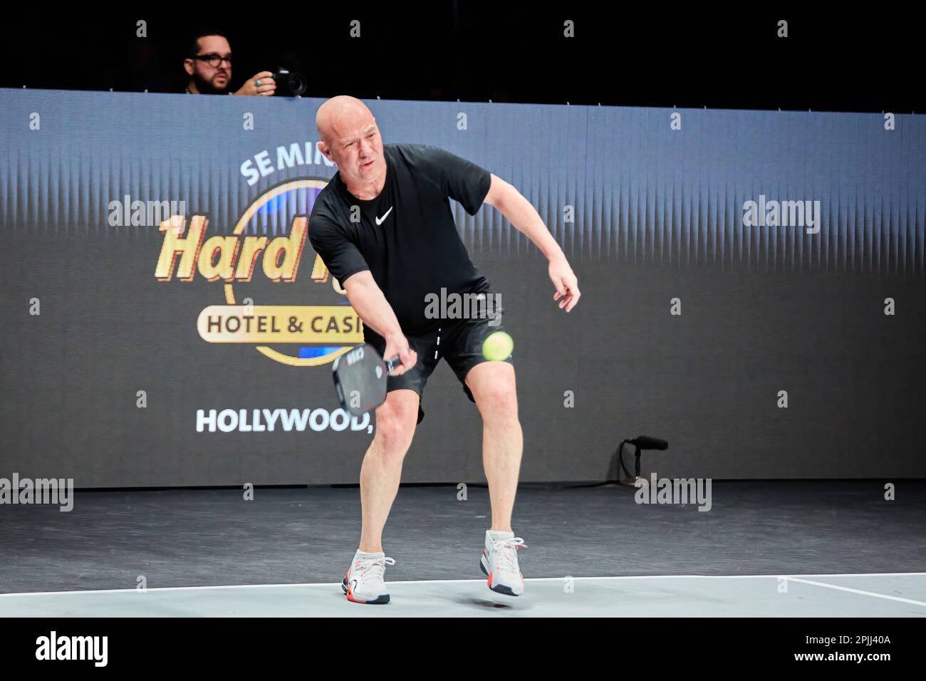 Hollywood, Florida, USA. 2. April 2023: Tennislegenden Andre Agassi, John McEnroe, Andy Roddick und Michael Chang während des Spiels in Pickleball Stockfoto