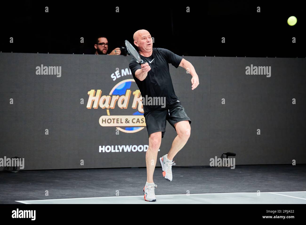 Hollywood, Florida, USA. 2. April 2023: Tennislegenden Andre Agassi, John McEnroe, Andy Roddick und Michael Chang während des Spiels in Pickleball Stockfoto