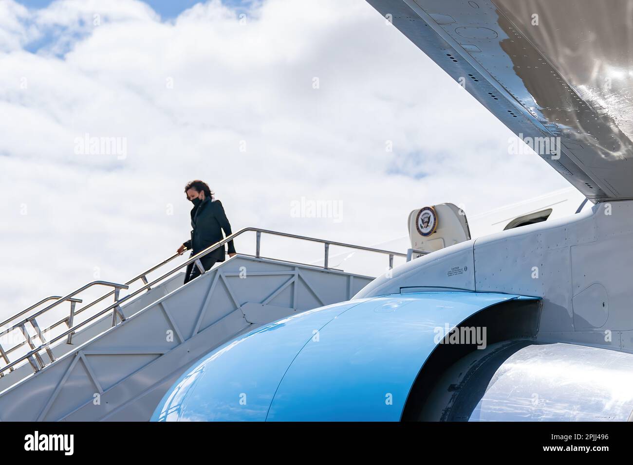 Vizepräsident Kamala Harris landet am Montag, den 22. März 2021, am internationalen Flughafen Jacksonville in Jacksonville, Florida, bei der Auslandemacht der Air Force Two. (Offizielles Foto des Weißen Hauses von Lawrence Jackson) Stockfoto