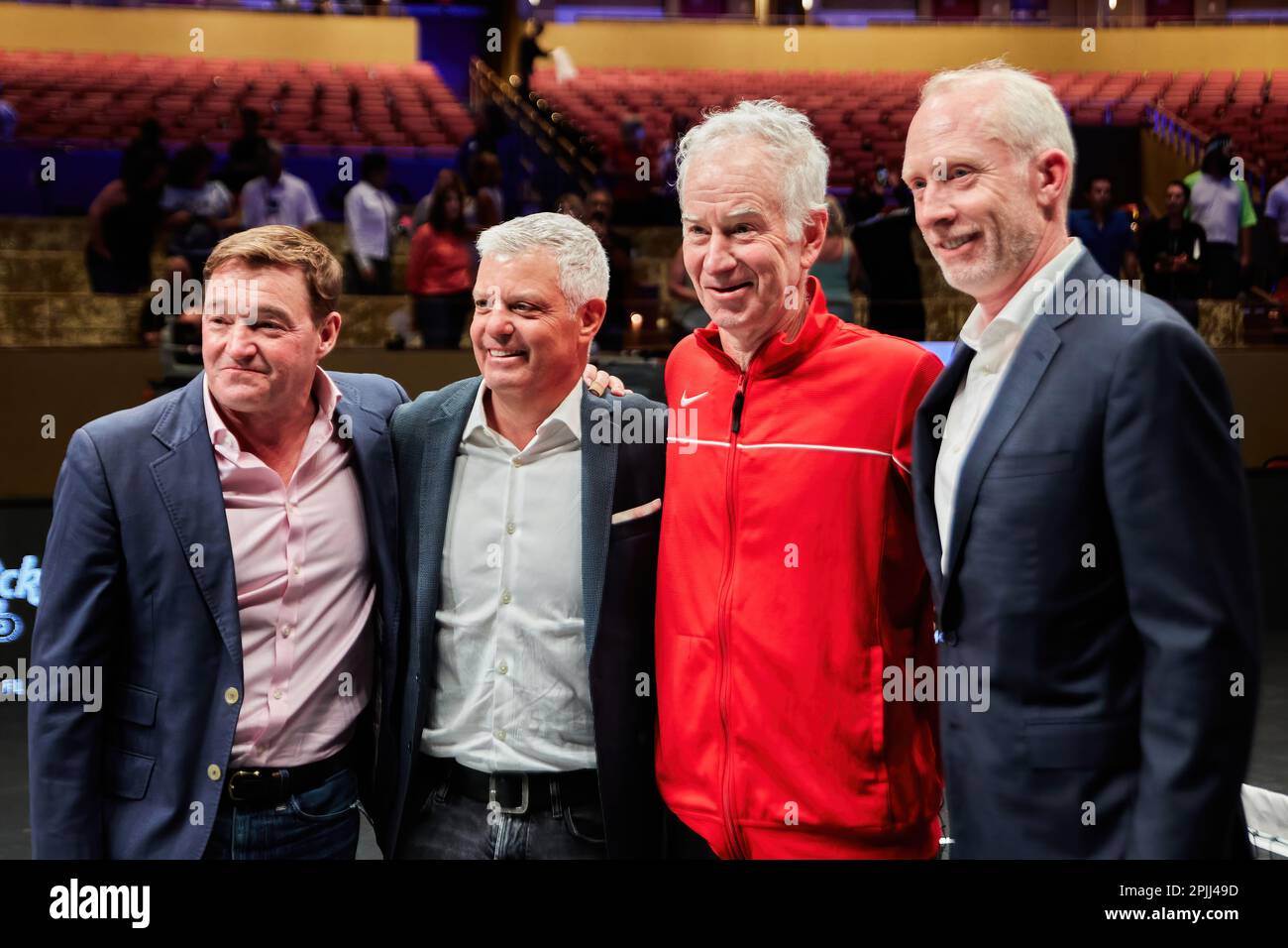 Hollywood, Florida, USA. 2. April 2023: Tennislegenden Andre Agassi, John McEnroe, Andy Roddick und Michael Chang während des Spiels in Pickleball Stockfoto