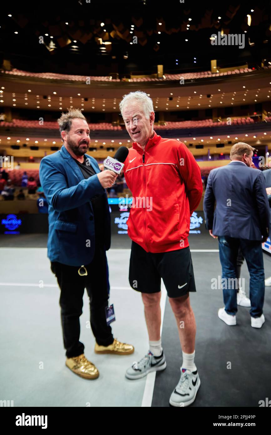 Hollywood, Florida, USA. 2. April 2023: Tennislegenden Andre Agassi, John McEnroe, Andy Roddick und Michael Chang während des Spiels in Pickleball Stockfoto