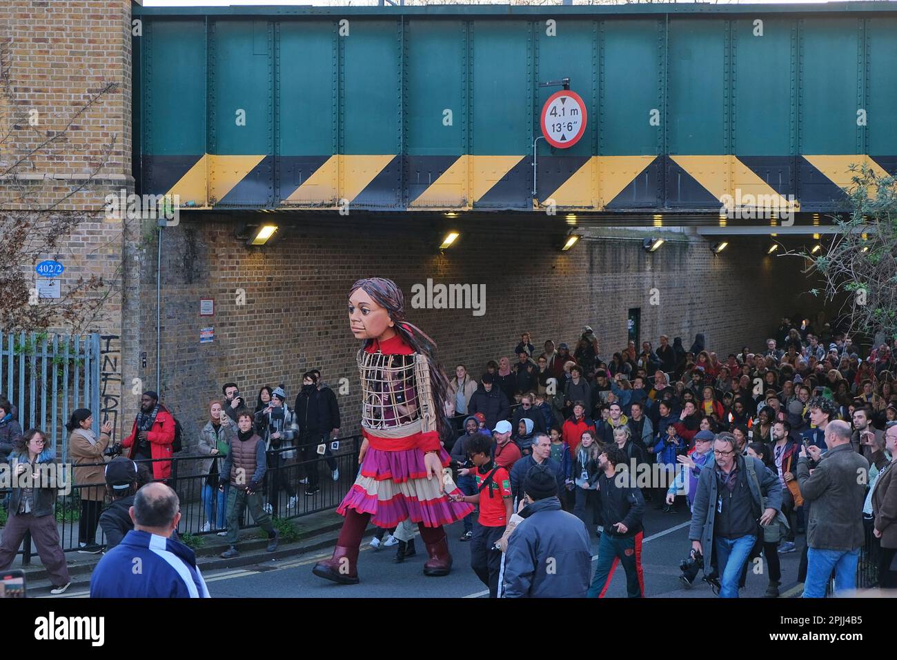 London, Großbritannien. 2. April 2023. Little Amal, eine überlebensgroße, 12 m große Marionette eines syrischen Flüchtlingskindes, führt eine Ramadan-Laterne-Parade von Somers Town zum Granary Square in King's Cross, wo sie zu einer Open Iftar-Veranstaltung willkommen geheißen wurde. Durch ihre Anwesenheit wird das Bewusstsein für die Not von Millionen von vertriebenen Kindern auf der ganzen Welt geschärft. Kredit: Elfte Stunde Fotografie/Alamy Live News Stockfoto