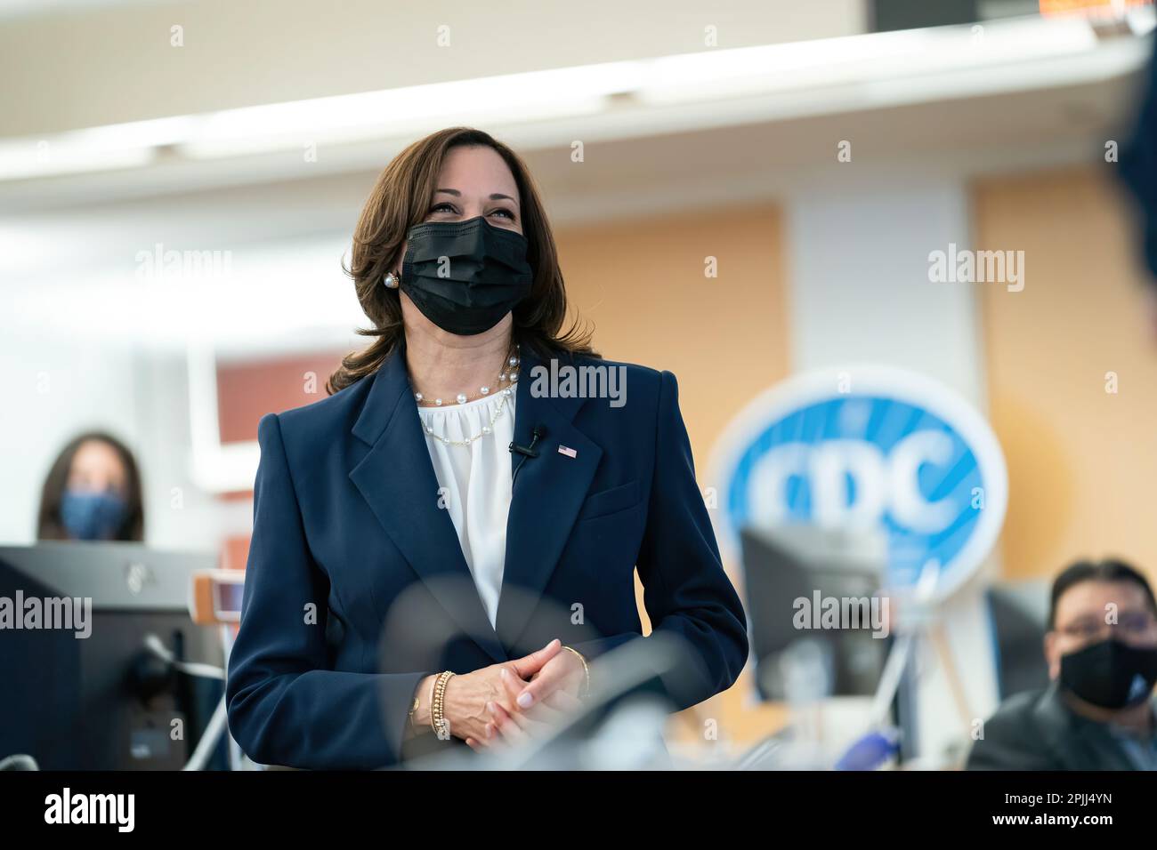 Vizepräsidentin Kamala Harris hört am Freitag, den 19. März 2021, im CDC-Hauptquartier in Atlanta zu. (Offizielles Foto des Weißen Hauses von Adam Schultz) Stockfoto