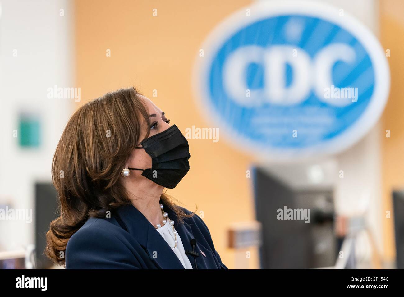 Vizepräsidentin Kamala Harris hört am Freitag, den 19. März 2021, im CDC-Hauptquartier in Atlanta zu. (Offizielles Foto des Weißen Hauses von Lawrence Jackson) Stockfoto