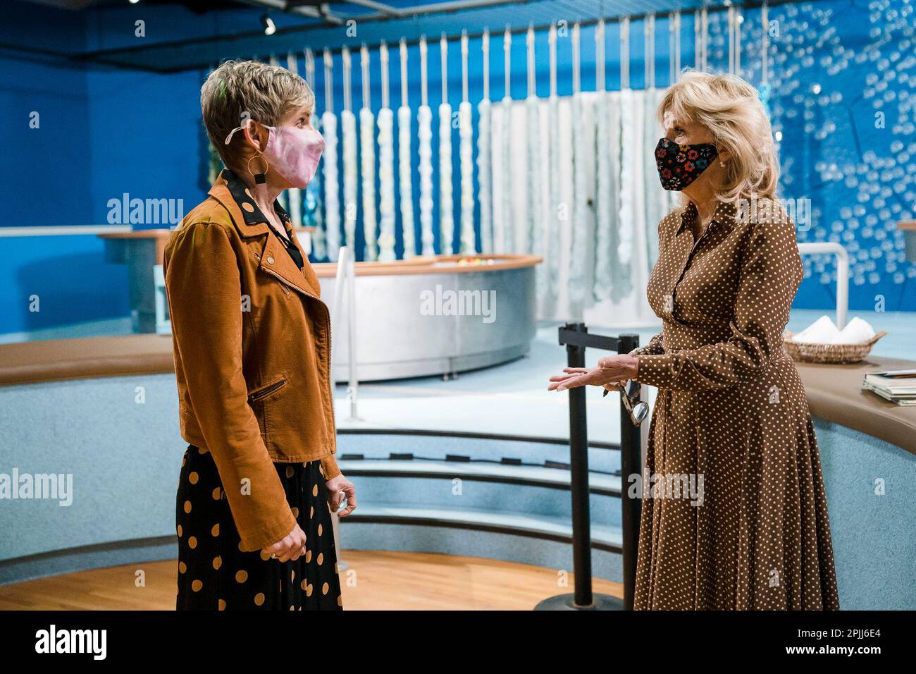 First Lady Jill Biden spricht mit Patty George, Frau von LT. General Randy George, während einer Tour durch das Kindermuseum von Tacoma am Dienstag, den 9. März 2021, auf der Joint Base Lewis-McChord in Tacoma, Washington. (Mit freundlicher Genehmigung von Kevin Lowery) Stockfoto