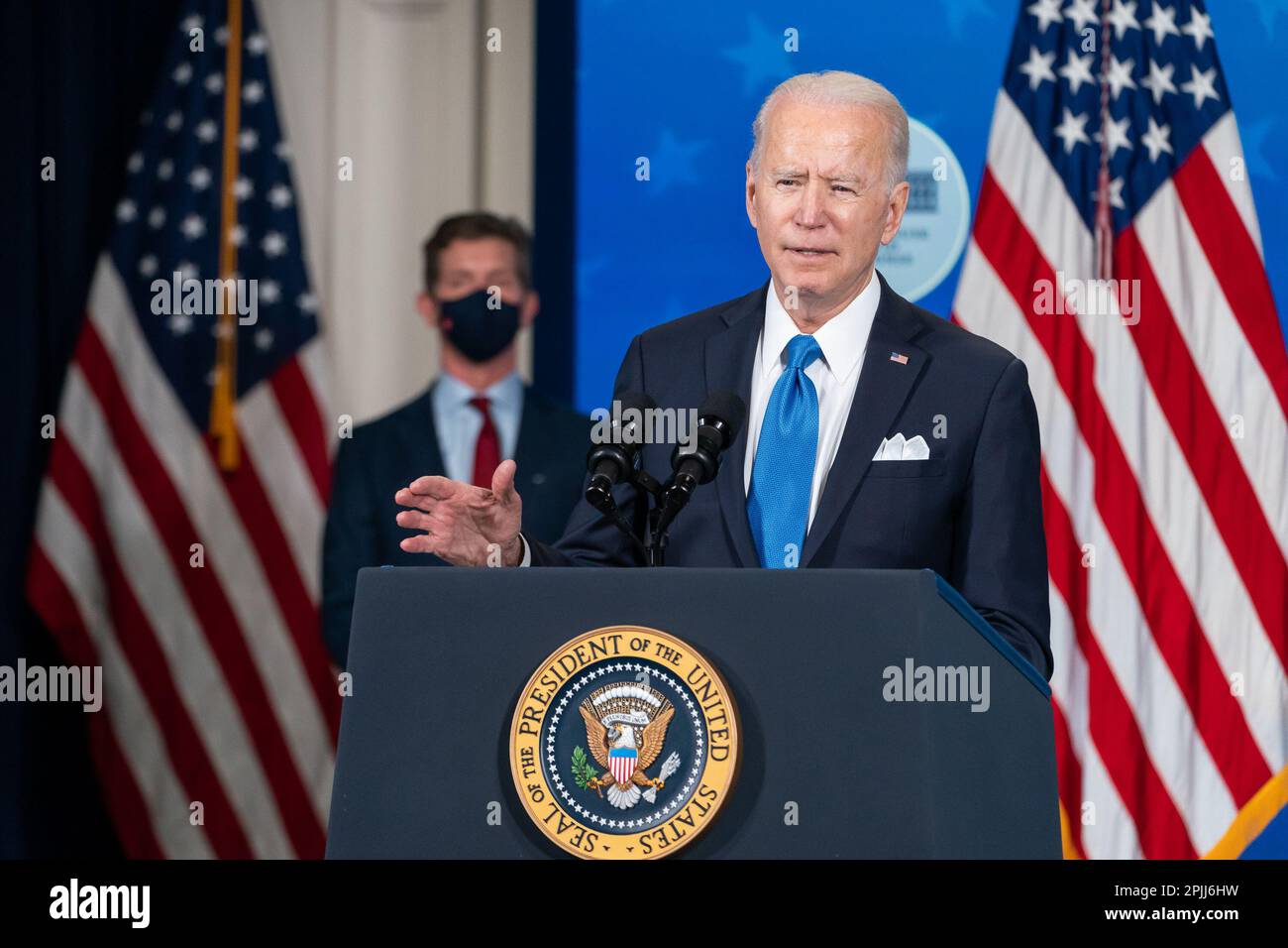 Alex Gorsky, CEO von Johnson & Johnson, sieht sich an, während Präsident Joe Biden am Mittwoch, dem 10. März 2021, im South Court Auditorium im Eisenhower Executive Office Building im Weißen Haus Kommentare zur COVID-19-Impfstoffproduktion abgibt. (Offizielles Foto des Weißen Hauses von Adam Schultz) Stockfoto