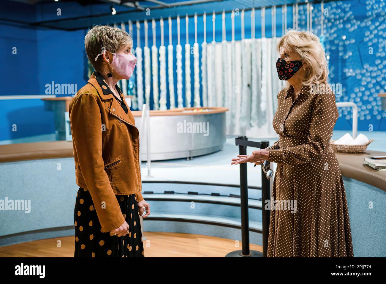 First Lady Jill Biden spricht mit Patty George, Frau von LT. General Randy George, während einer Tour durch das Kindermuseum von Tacoma am Dienstag, den 9. März 2021, auf der Joint Base Lewis-McChord in Tacoma, Washington. (Mit freundlicher Genehmigung von Kevin Lowery) Stockfoto
