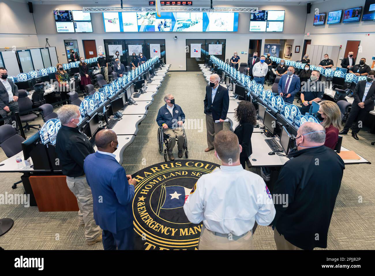 Präsident Joe Biden spricht mit der texanischen Gouverneur. Greg Abbott, Gesetzgeber von Texas, und Mitarbeiter des Emergency Operations Center Freitag, den 26. Februar 2021, nach einer Einweisung im Harris County Emergency Operations Center in Houston. (Offizielles Foto des Weißen Hauses von Adam Schultz) Stockfoto