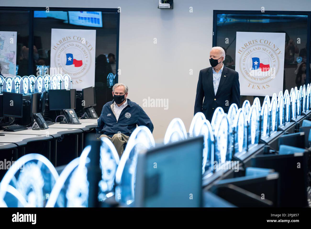 Präsident Joe Biden geht mit Texas Gov. Greg Abbott Freitag, 26. Februar 2021, im Harris County Emergency Operations Center in Houston. (Offizielles Foto des Weißen Hauses von Adam Schultz) Stockfoto