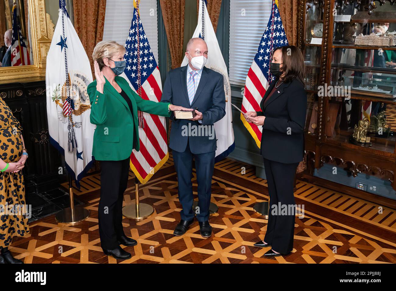 Vizepräsident Kamala Harris schwört-in Jennifer Granholm als Sekretärin für Energie Donnerstag, 25. Februar 2021, im Feierlichen Büro des Vizepräsidenten im Eisenhower Executive Office Building im Weißen Haus. (Offizielles Foto des Weißen Hauses von Lawrence Jackson) Stockfoto