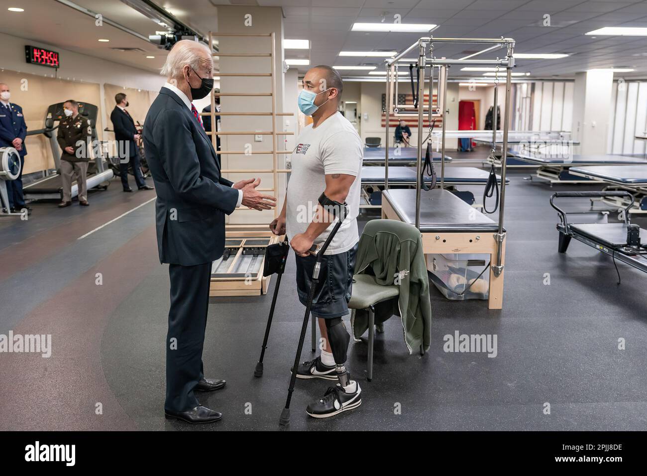 Präsident Joe Biden spricht mit RET. Michigan Army National Guard Cpl. Bobby Body Freitag, 29. Januar 2021, im Walter Reed National Military Medical Center in Bethesda, Maryland. Cpl. Körper wurde im Februar 2006 verletzt, während er im Irak eingesetzt wurde, wo er eine links über dem Knie Amputation und mehrere andere Weichteilverletzungen durch eine montierte improvisierte Sprengvorrichtung erlitt. (Offizielles Foto des Weißen Hauses von Adam Schultz) Stockfoto