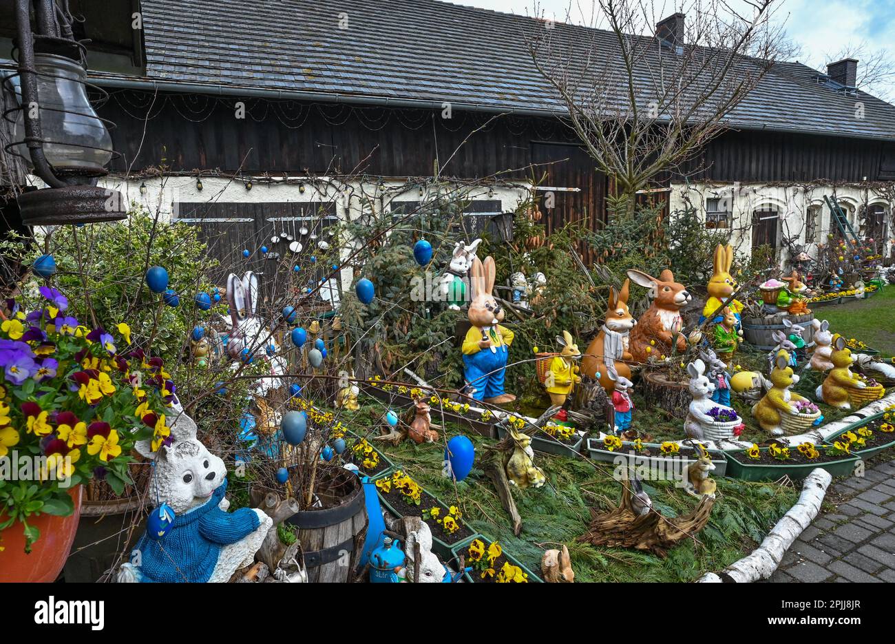 Straupitz, Deutschland. 01. April 2023. Unzählige Osterhäschen-Figuren stehen in einem Garten. Gisela Liebsch und ihr Mann Gerd Mörl sammeln seit etwa 14 Jahren Zahlen zu Ostern und Weihnachten. Laut ihr schmücken weit über 400 Osterfiguren das Grundstück am Rand des Spreewalds. Im November beginnen die beiden dann mit den Vorbereitungen für die Dekoration des Grundstücks zu Weihnachten. Kredit: Patrick Pleul/dpa/Alamy Live News Stockfoto