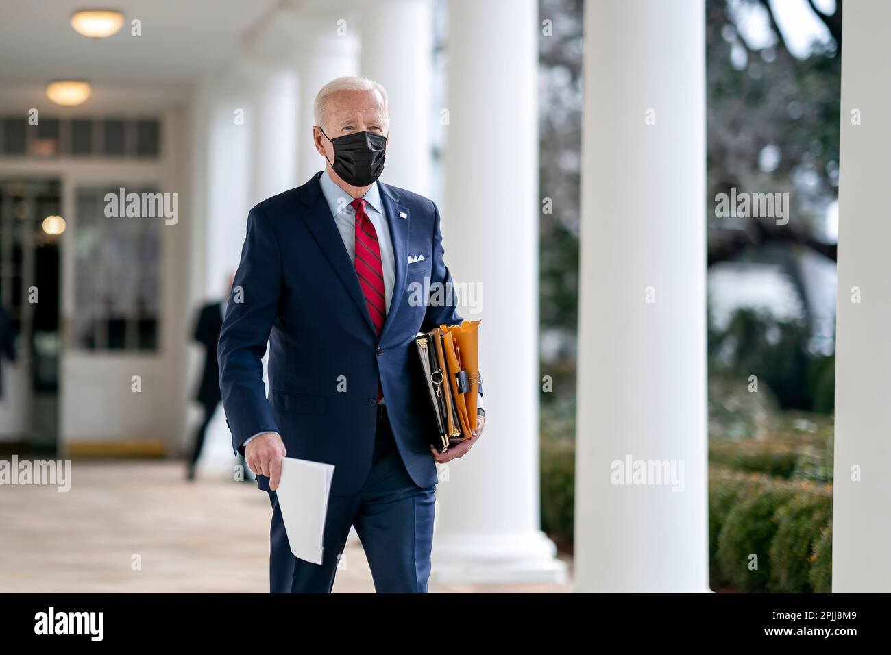 Präsident Joe Biden geht entlang der Kolonnade des Weißen Hauses Donnerstag, 28. Januar 2021, auf dem Weg zum Oval Office. (Offizielles Foto des Weißen Hauses von Adam Schultz) Stockfoto