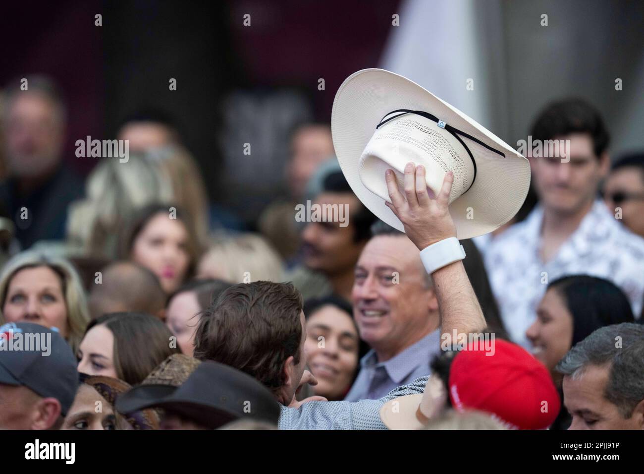 Austin, Texas, USA. 29. März 2023. Fans der texanischen Country-Musik genießen am 29. März 2023 die Aufzeichnung der Country Music Television (CMT) Awards in der Innenstadt von Austin, TX. Auf der Congress Avenue eroberten 3.000 Musikliebhaber Urban, ein australischer Einheimischer, und andere CMT Country-Stars im Schatten des Texas Capitol. (Kreditbild: © Bob Daemmrich/ZUMA Press Wire) NUR REDAKTIONELLE VERWENDUNG! Nicht für den kommerziellen GEBRAUCH! Stockfoto