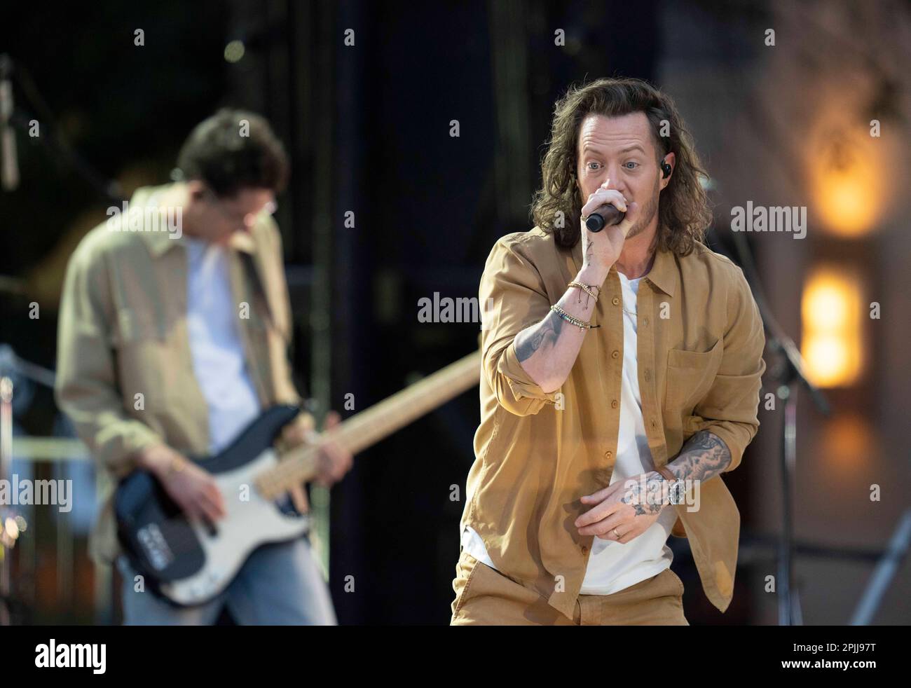 Austin, Texas, USA. 29. März 2023. Country-Songwriter TYLER HUBBARD tritt am 29. März 2023 auf der Bühne auf, während einer Aufzeichnung der Country Music Television (CMT) Awards in der Innenstadt von Austin, TX. 3.000 Musikliebhaber kamen auf der Congress Avenue an, um Hubbard, 36 und andere CMT Country-Stars im Schatten des Texas Capitol zu hören. (Kreditbild: © Bob Daemmrich/ZUMA Press Wire) NUR REDAKTIONELLE VERWENDUNG! Nicht für den kommerziellen GEBRAUCH! Stockfoto