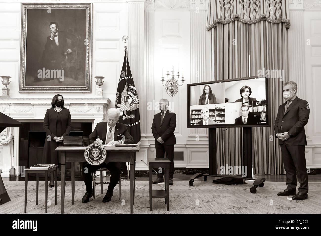 P20210121AS-0800: Präsident Joe Biden, zusammen mit Vizepräsident Kamala Harris, Chefärztin für COVID-19 Dr. Anthony Fauci, Koordinator der COVID-19-Reaktion und Ratsmitglied von Präsident Jeff Zients und virtuellen Gästen, Unterzeichnet am Donnerstag, den 21. Januar 2021, eine Anordnung zur Einrichtung des COVID-19-Pandemie-Testausschusses und zur Gewährleistung einer nachhaltigen Belegschaft im öffentlichen Gesundheitswesen für COVID-19 und andere biologische Bedrohungen im Staatlichen Speisesaal des Weißen Hauses. (Offizielles Foto des Weißen Hauses von Adam Schultz) Stockfoto