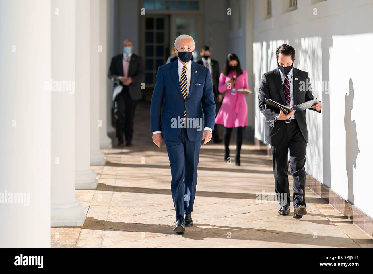 P20210122AS-0617: Präsident Joe Biden geht mit seinem persönlichen Berater Stephen Goepfert am Freitag, den 22. Januar 2021, entlang der Kolonnade zu einem Briefing über die Wirtschaft im Staatlichen Speisesaal des Weißen Hauses. (Offizielles Foto des Weißen Hauses von Adam Schultz) Stockfoto