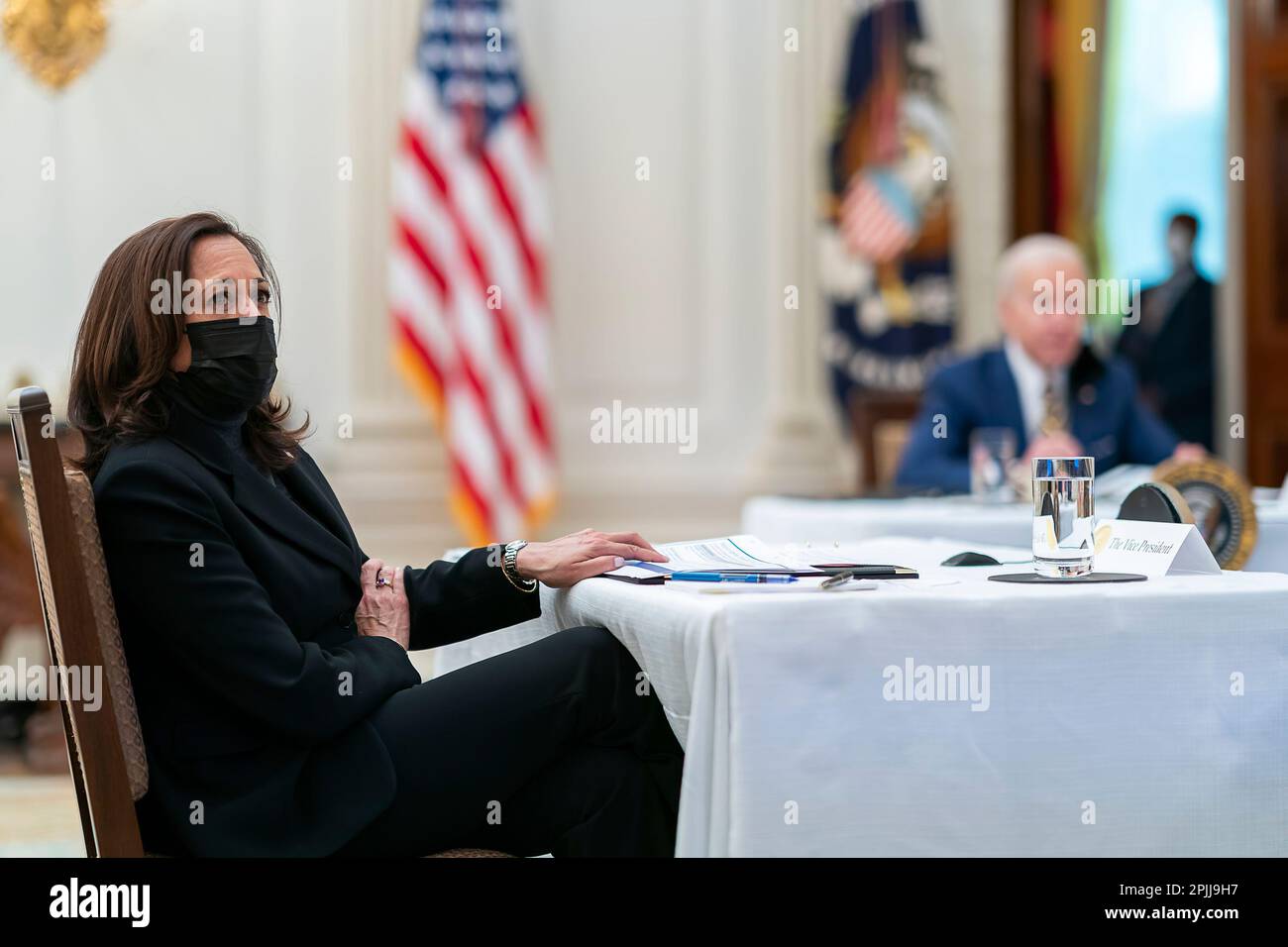 P20210122AS-0737: Präsident Joe Biden und Vizepräsidentin Kamala Harris erhalten am Freitag, den 22. Januar 2021, im State Dining Room des Weißen Hauses ein Briefing über die Wirtschaft. (Offizielles Foto des Weißen Hauses von Adam Schultz) Stockfoto