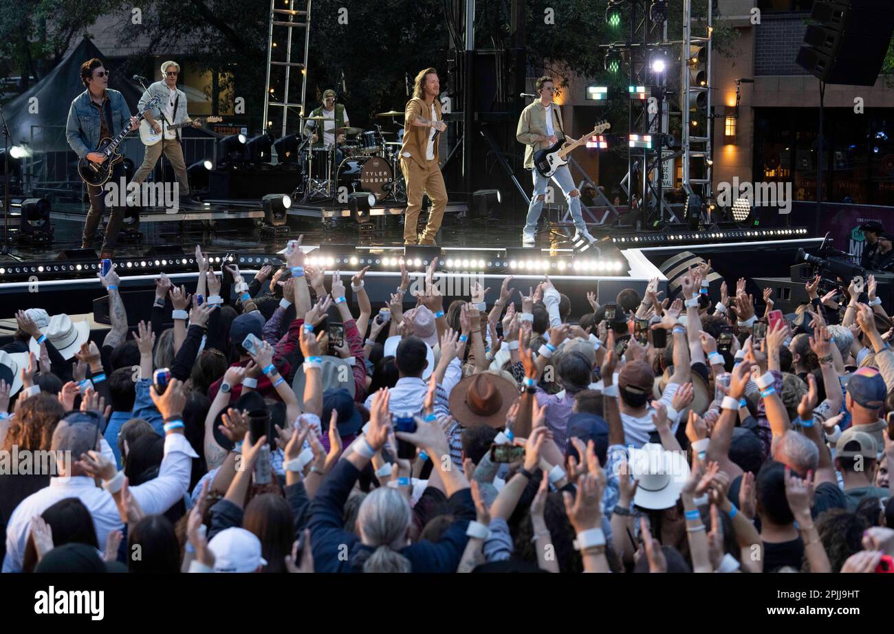 Austin, Texas, USA. 29. März 2023. Country-Songwriter TYLER HUBBARD tritt am 29. März 2023 auf der Bühne auf, während einer Aufzeichnung der Country Music Television (CMT) Awards in der Innenstadt von Austin, TX. 3.000 Musikliebhaber kamen auf der Congress Avenue an, um Hubbard, 36 und andere CMT Country-Stars im Schatten des Texas Capitol zu hören. (Kreditbild: © Bob Daemmrich/ZUMA Press Wire) NUR REDAKTIONELLE VERWENDUNG! Nicht für den kommerziellen GEBRAUCH! Stockfoto