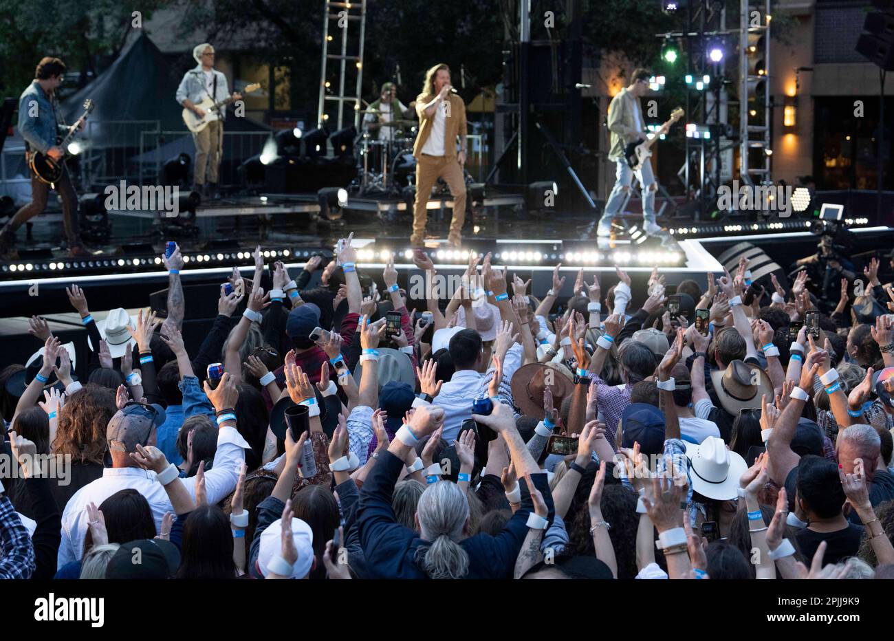 Austin, Texas, USA. 29. März 2023. Country-Songwriter TYLER HUBBARD tritt am 29. März 2023 auf der Bühne auf, während einer Aufzeichnung der Country Music Television (CMT) Awards in der Innenstadt von Austin, TX. 3.000 Musikliebhaber kamen auf der Congress Avenue an, um Hubbard, 36 und andere CMT Country-Stars im Schatten des Texas Capitol zu hören. (Kreditbild: © Bob Daemmrich/ZUMA Press Wire) NUR REDAKTIONELLE VERWENDUNG! Nicht für den kommerziellen GEBRAUCH! Stockfoto