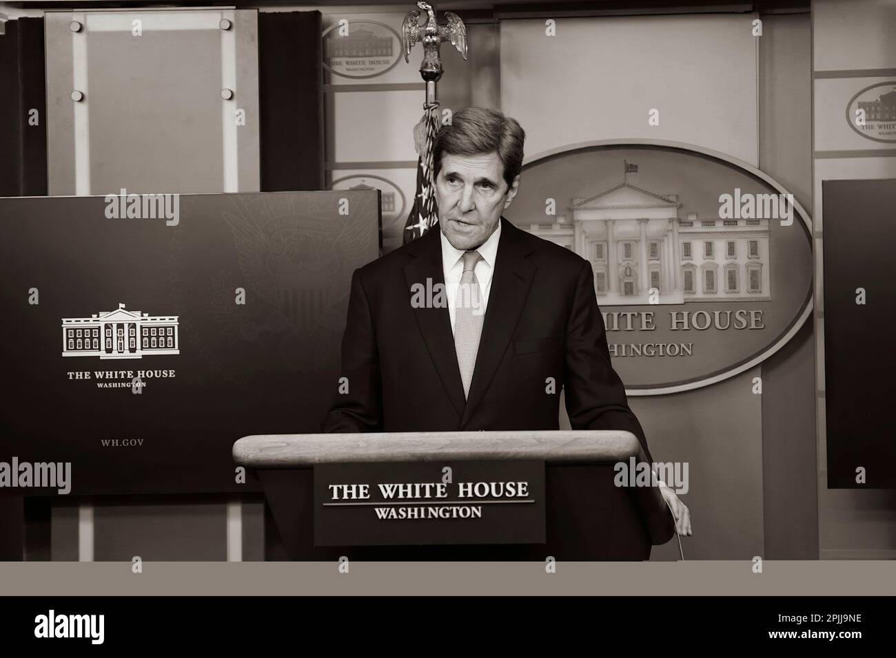 P20210127CW-0063: Sondergesandter für Klima John Kerry nimmt am Mittwoch, den 27. Januar 2021, an einem Briefing im James S. Brady Press Briefing Room des Weißen Hauses Teil. (Offizielles Foto des Weißen Hauses von Chandler West) Stockfoto